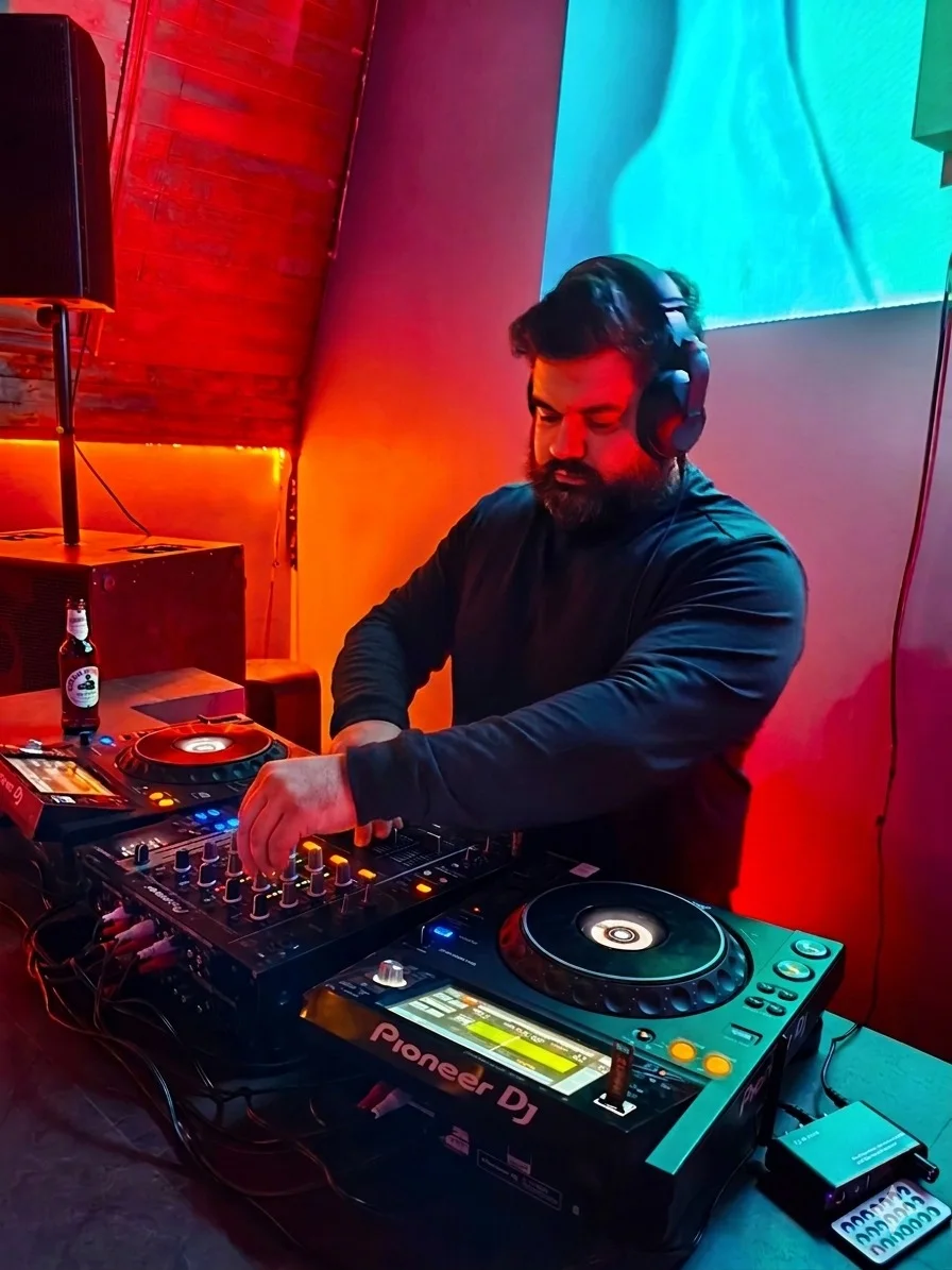 ice-beats at the decks under red lighting